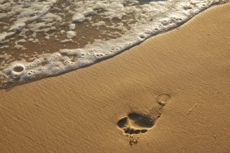 Fotavtryck i sand